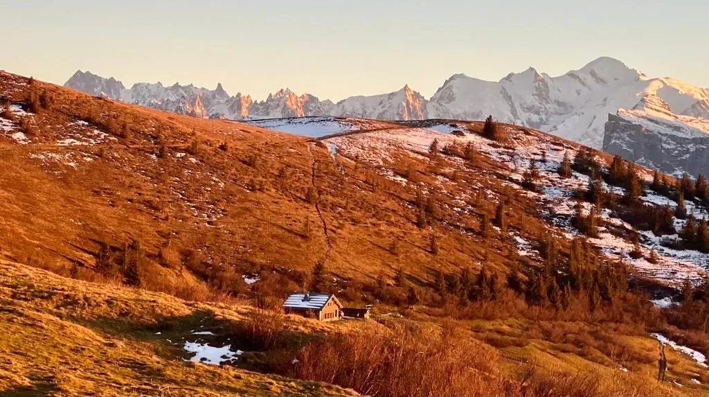 L'alpage du chalet Wood & Stone au coucher du soleil, face au massif du Mont-Blanc