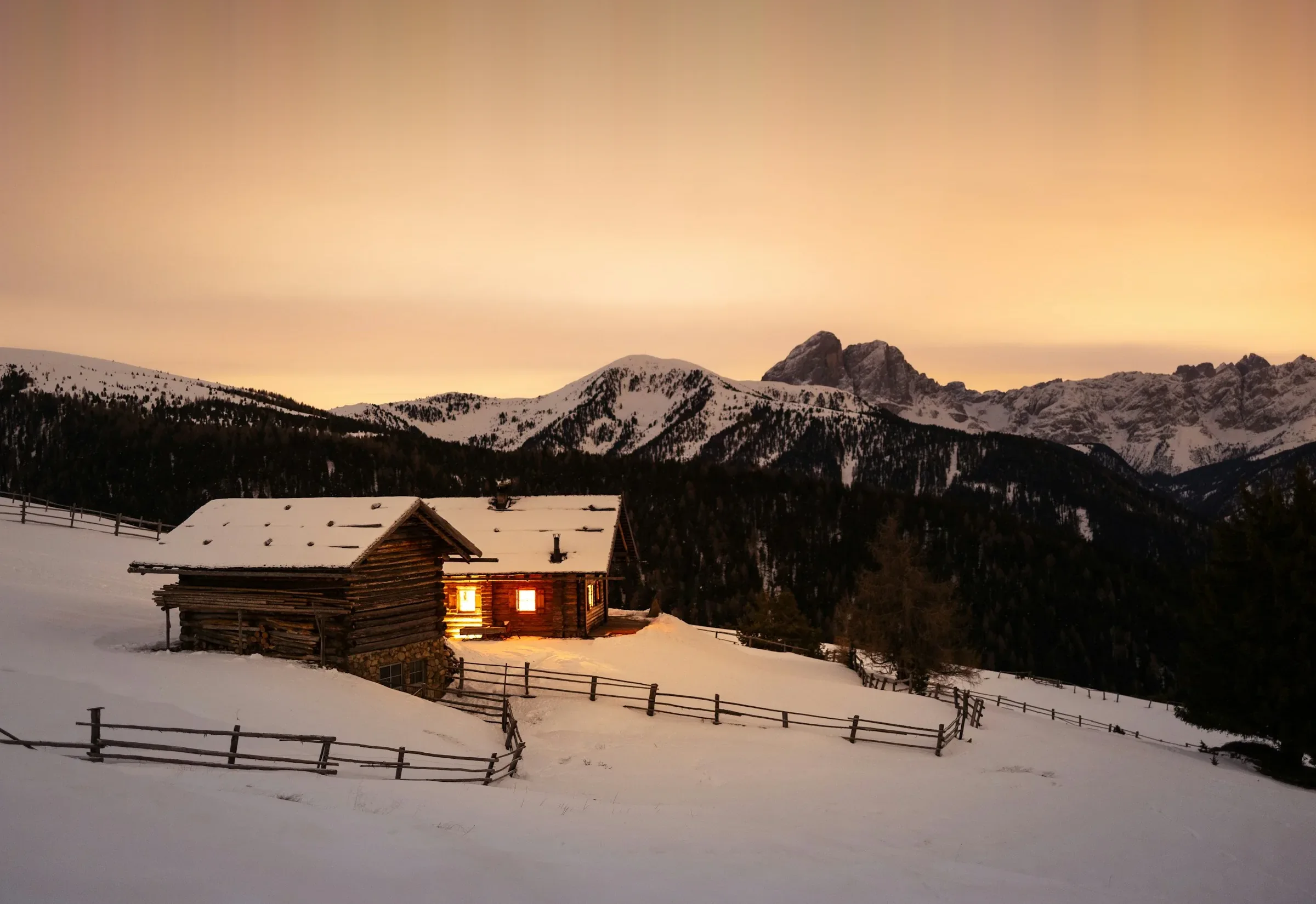 Chalet sous la neige au crépuscule