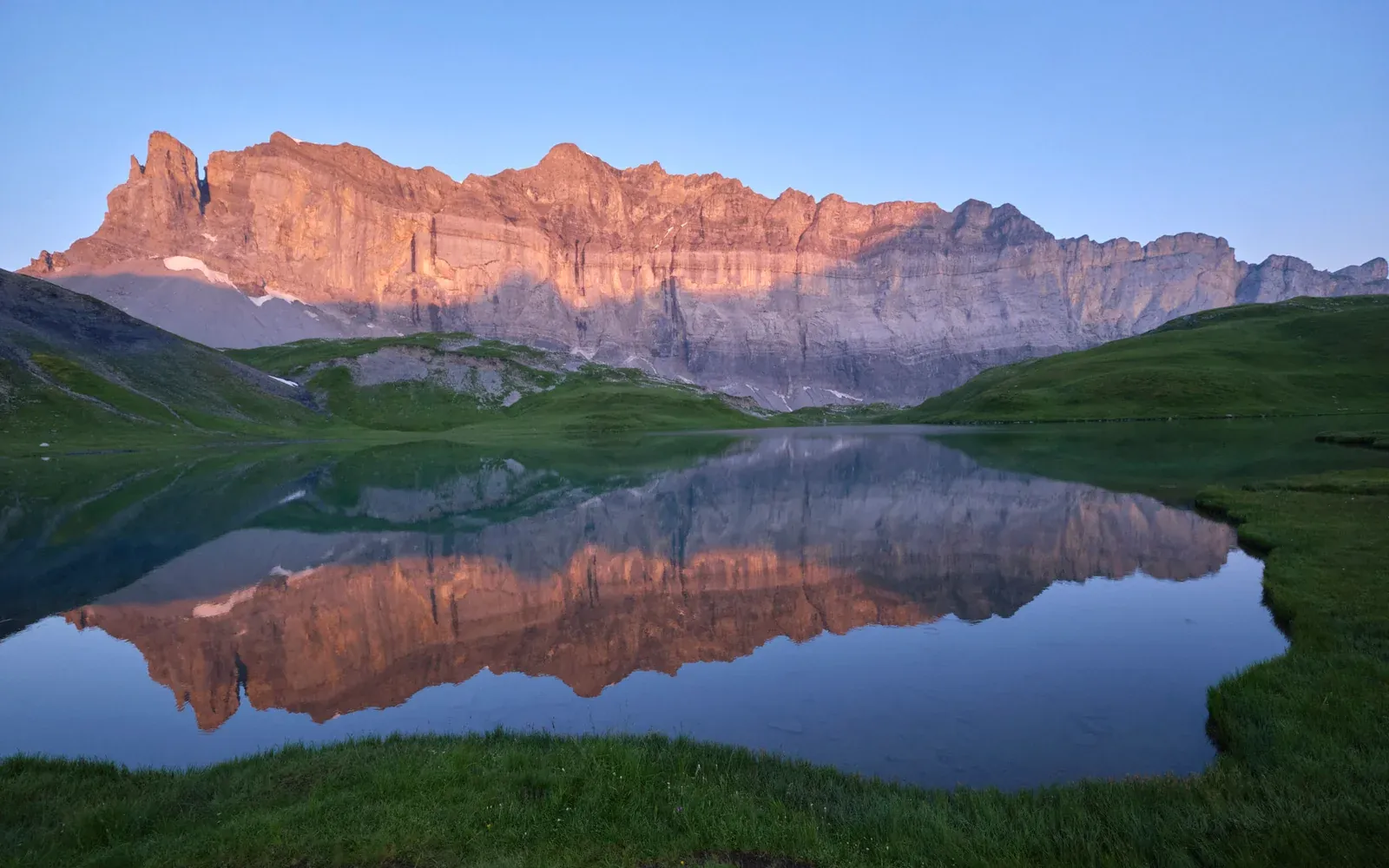Le lac d'Anterne au pied des parois des Fiz