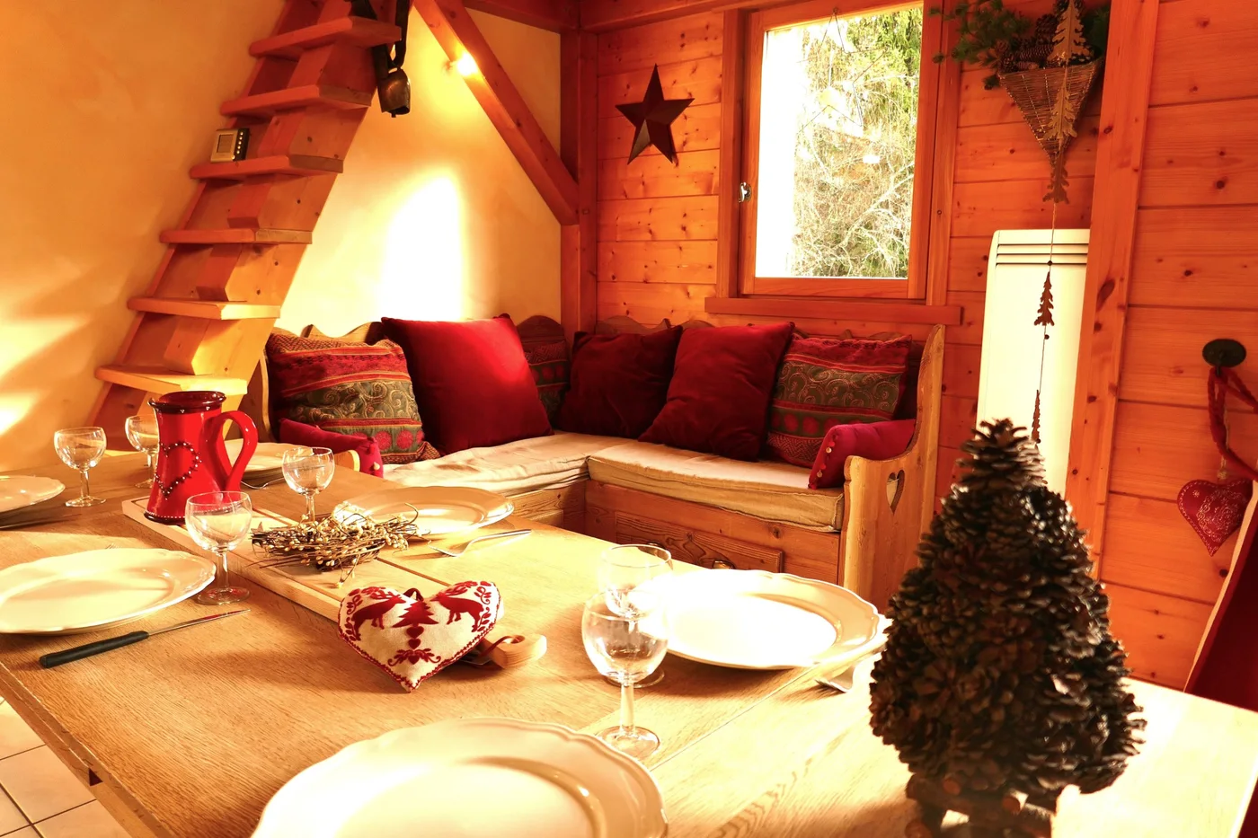 Coin repas et banquette aux coussins rouges