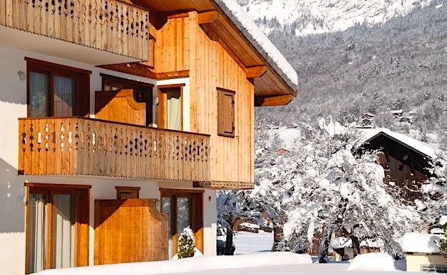 L'immeuble et ses balcons en bois sous la neige