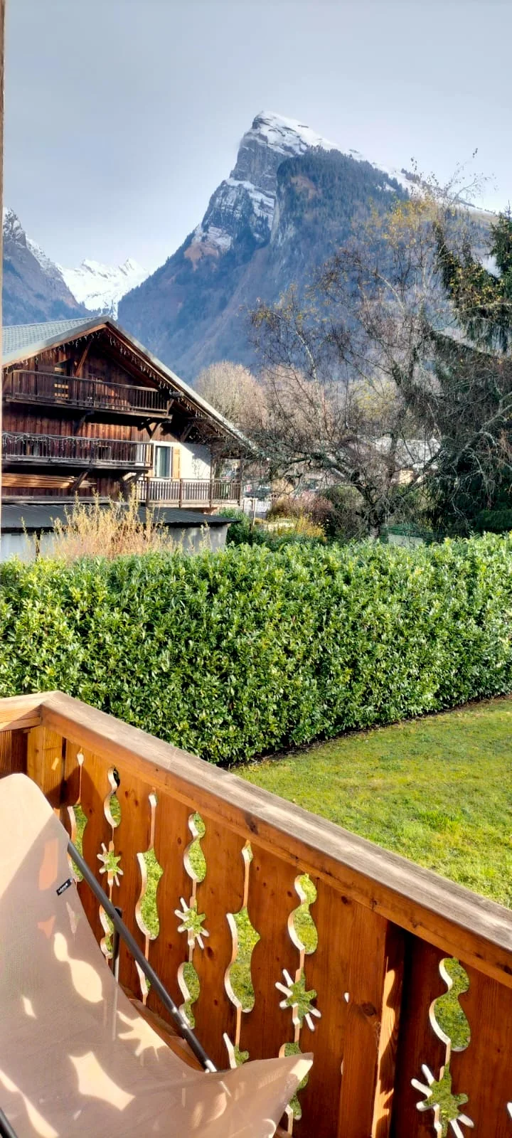 Vue du balcon sur le jardin et les sommets de Samoëns
