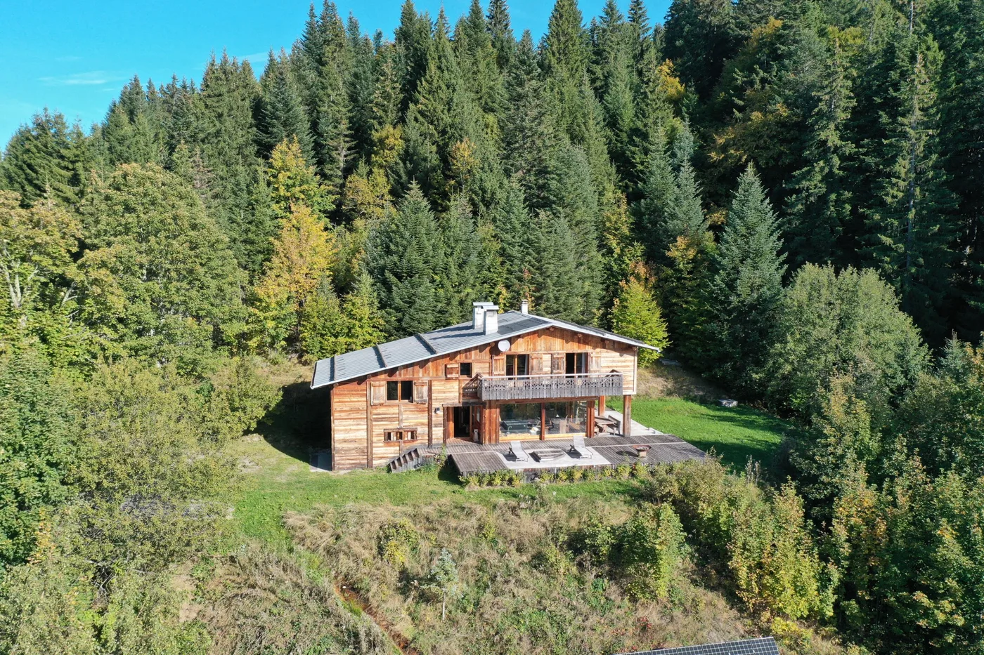 Le chalet en vieux bois et sa terrasse, vue aérienne