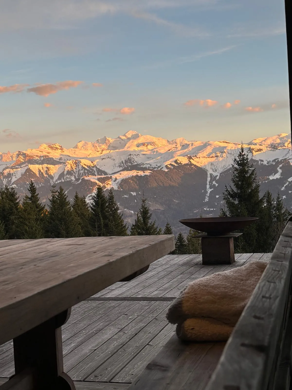 Terrasse en bois face au massif du Mont-Blanc, au coucher du soleil
