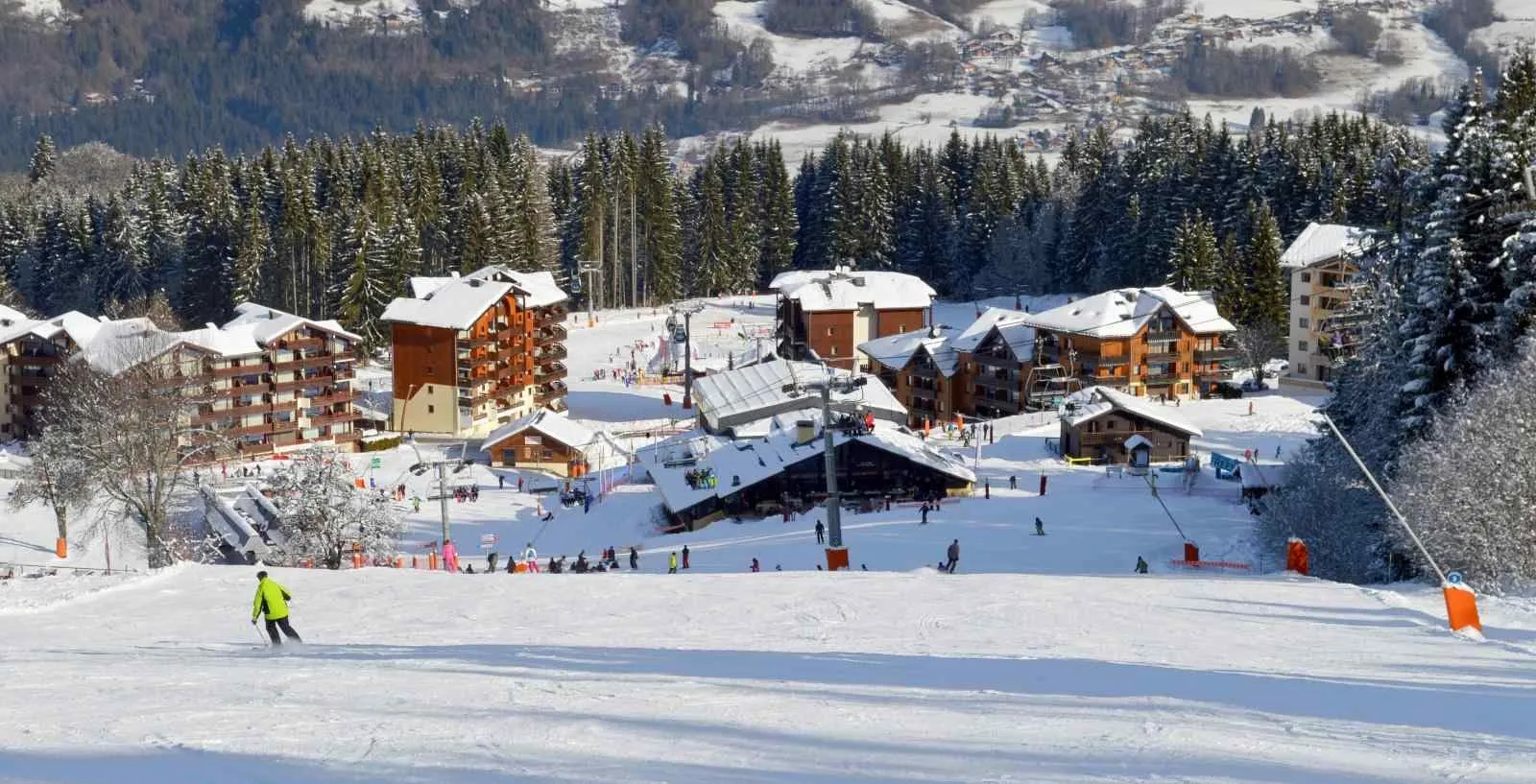 La station des Esserts sous la neige, vue depuis les pistes