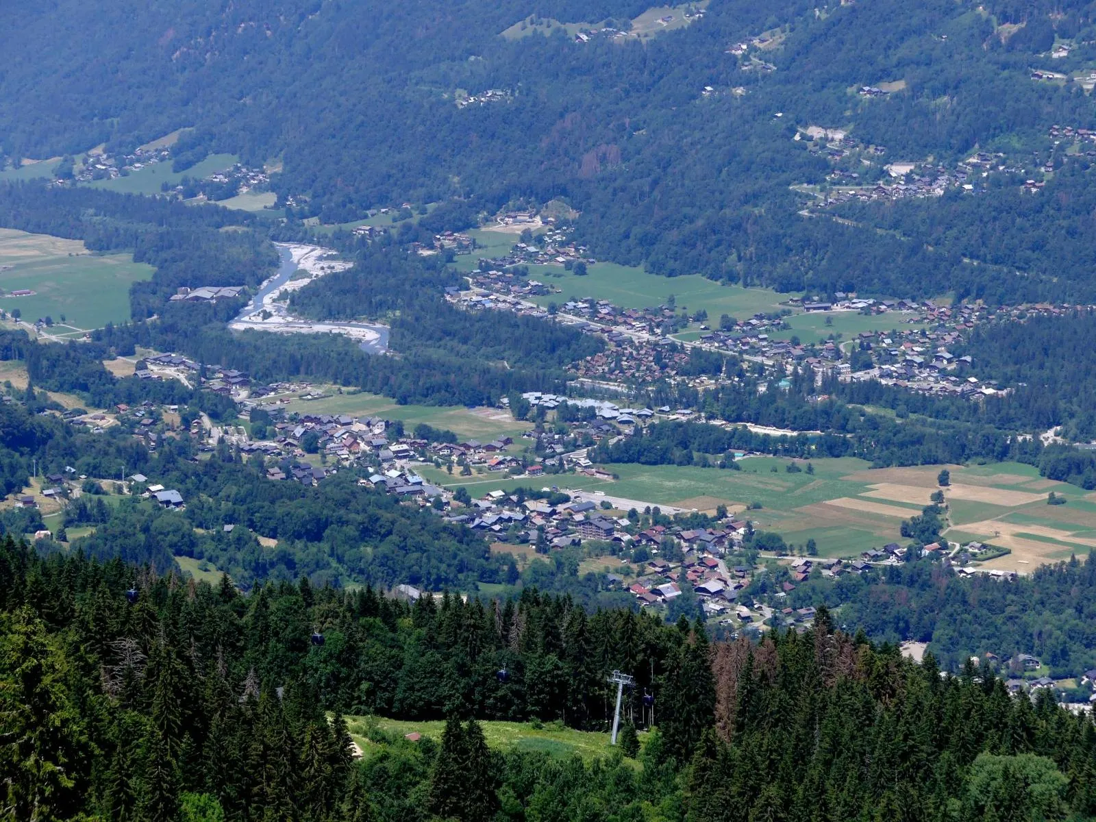 Le village de Morillon et la vallée du Giffre vus d'en haut, en été