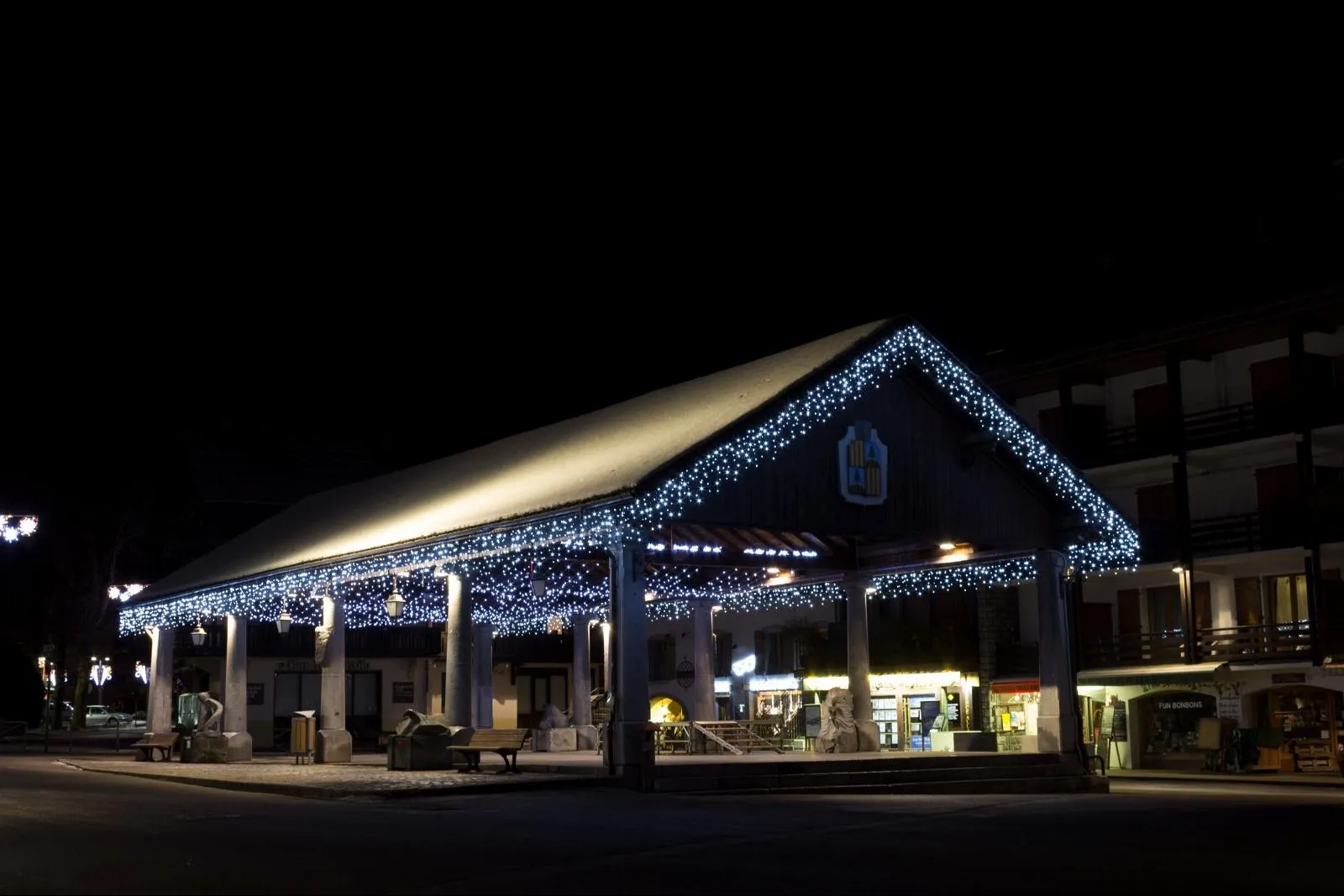 La halle de Samoëns illuminée, un soir d'hiver