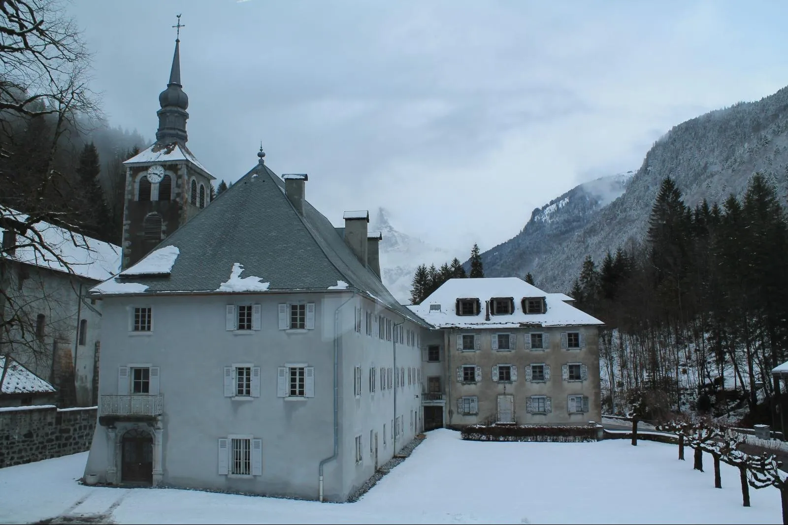 L'ancienne abbaye de Sixt-Fer-à-Cheval sous la neige