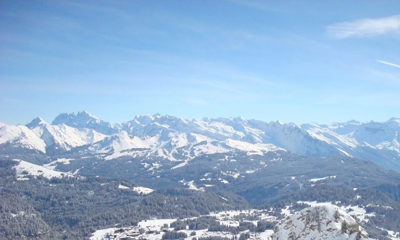 Le domaine du Praz de Lys en hiver, face aux sommets