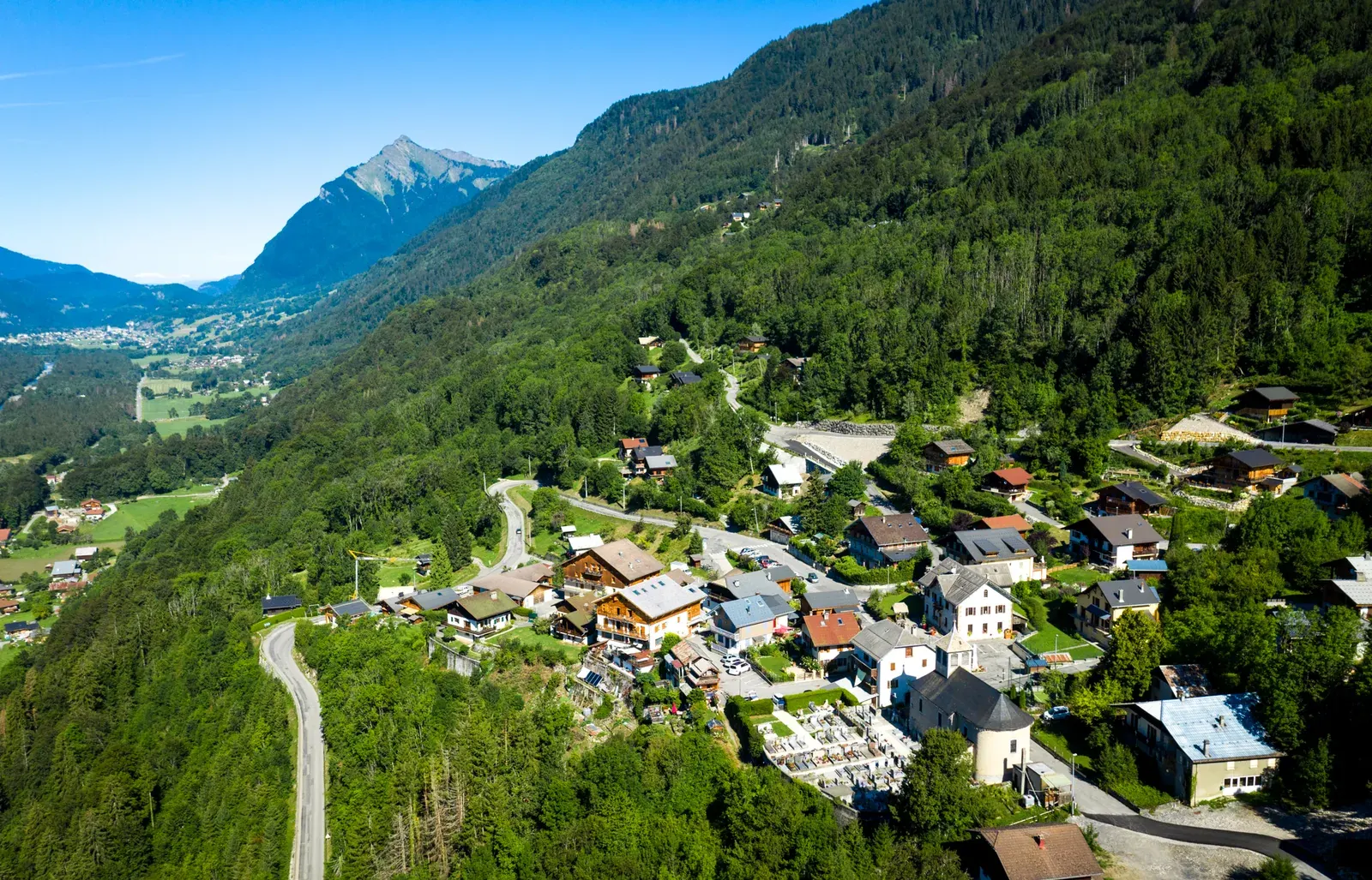 Verchaix vu du ciel : le chef-lieu et son église, à flanc de versant au-dessus de la vallée du Giffre