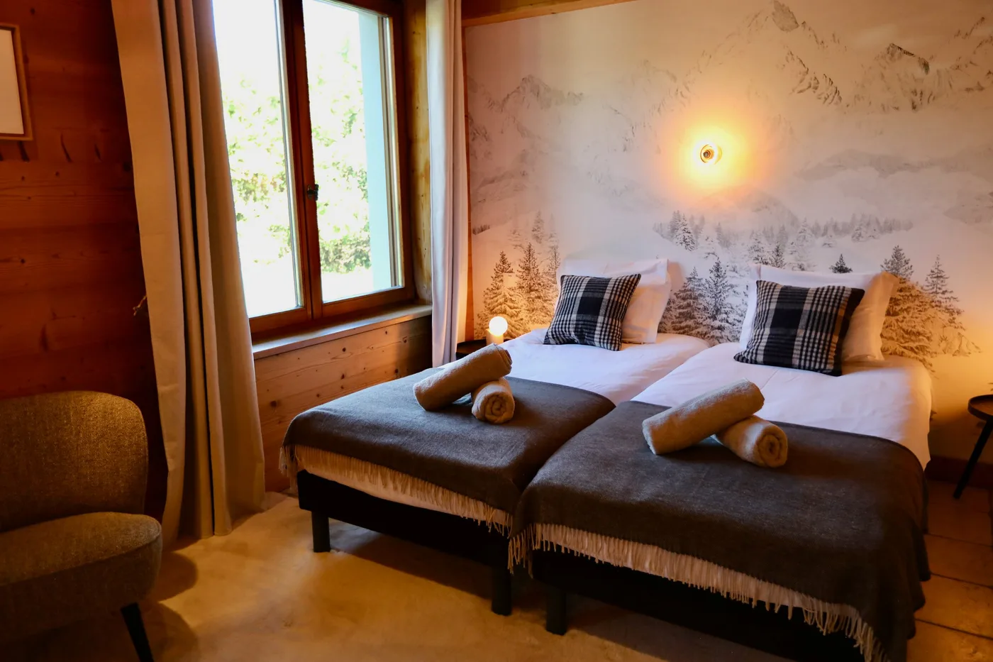 Chambre à deux lits, papier peint de montagne