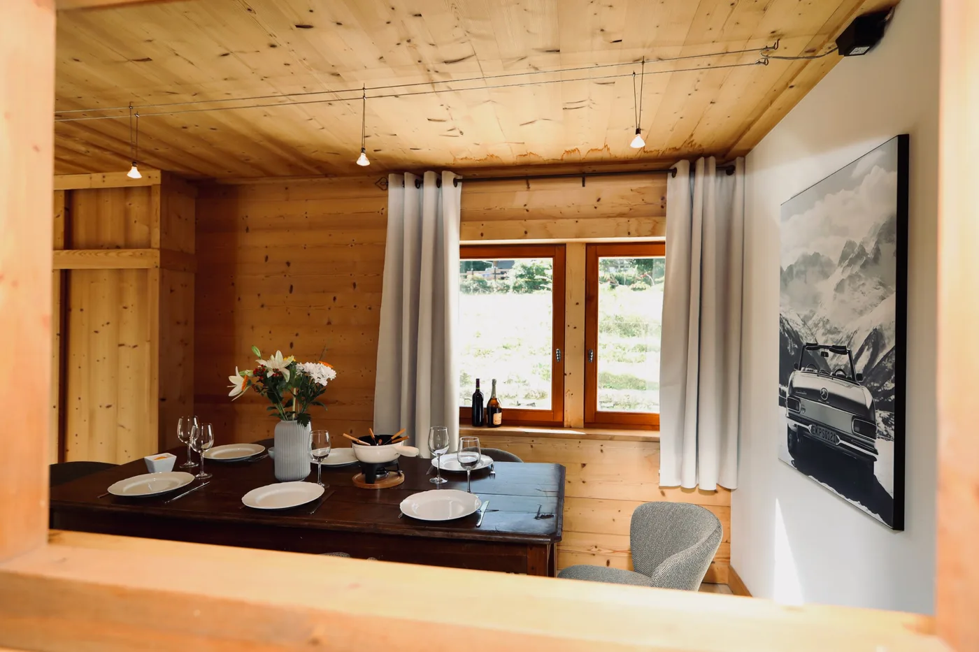 Salle à manger en bois clair, table dressée pour une fondue