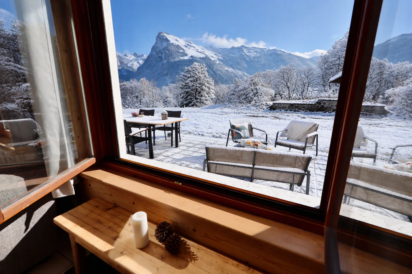 Vue depuis le séjour sur la terrasse enneigée et les sommets, à Vercland
