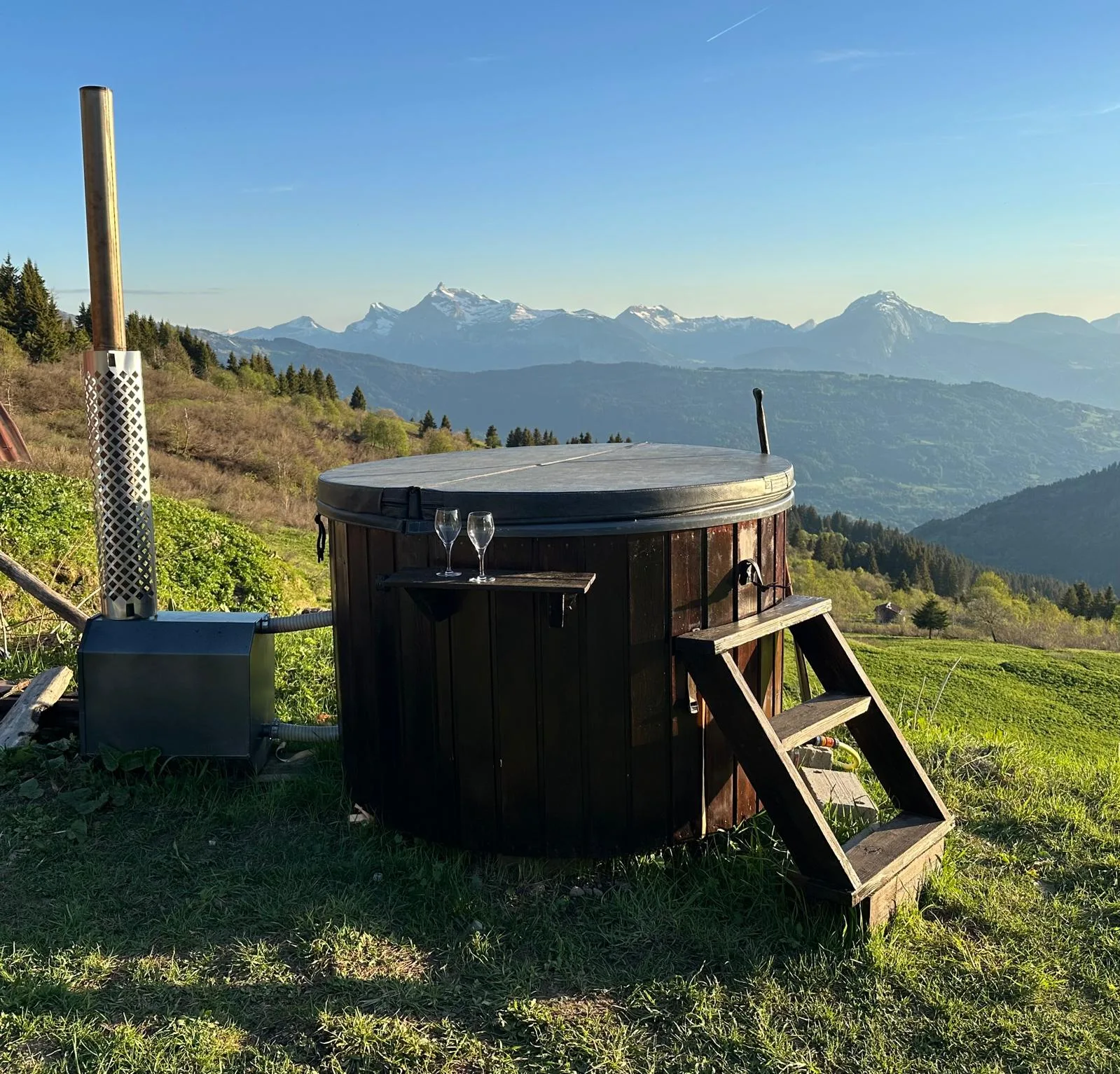Bain nordique en bois face aux sommets, au chalet Wood & Stone