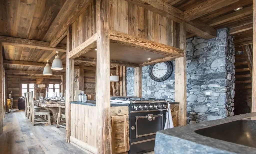Cuisine en vieux bois et mur de pierre du chalet Wood & Stone