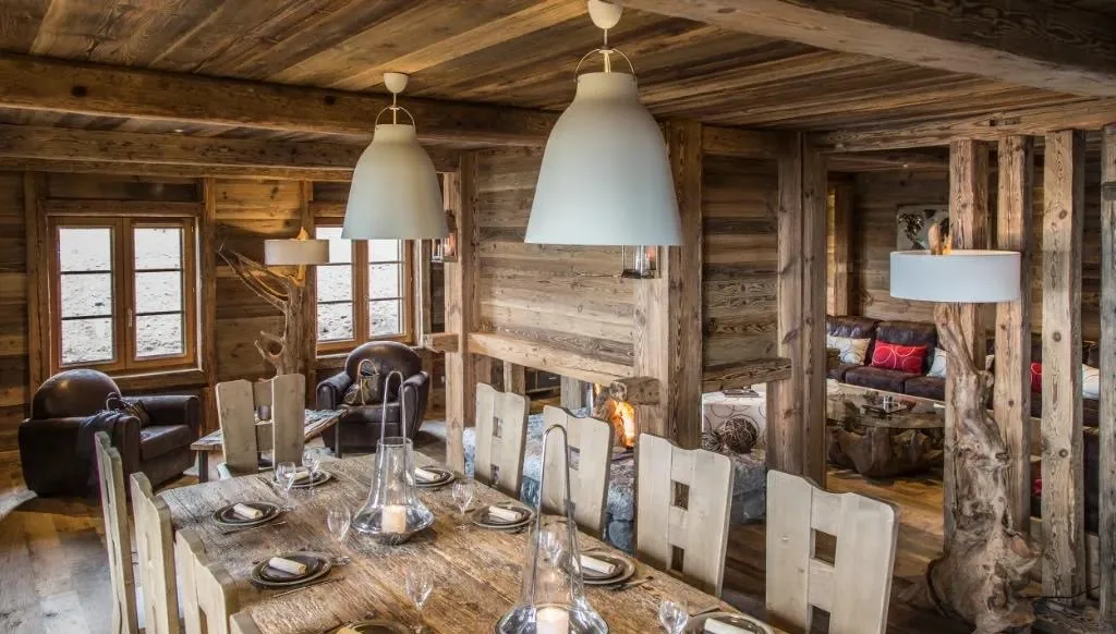 Salle à manger en vieux bois du chalet Wood & Stone